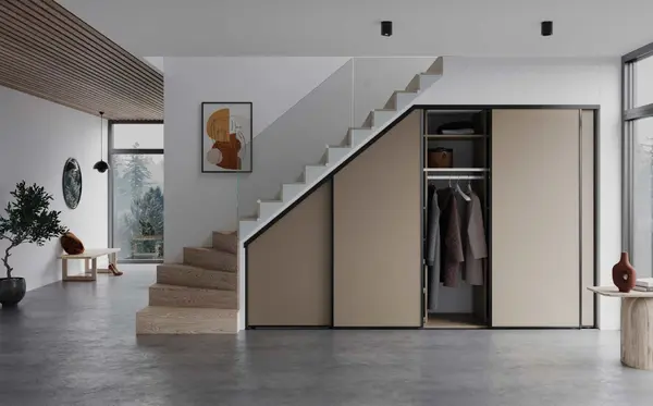 Moderner Flur mit maßgefertigtem Einbauschrank unter der Treppe und stilvoller Dekoration.