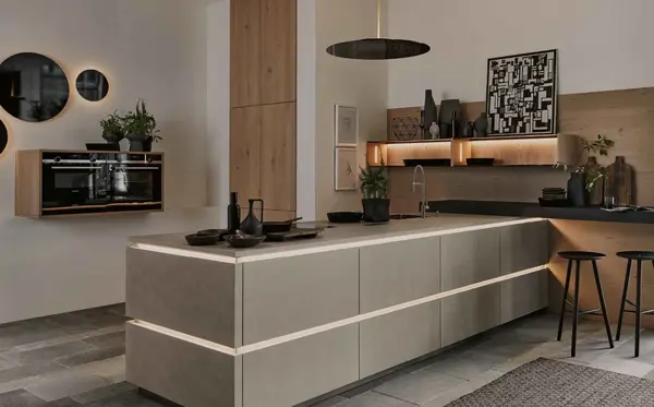 Moderne Designküche mit Kochinsel, Holzfronten, Hängeschränken und stilvoller Dekoration.