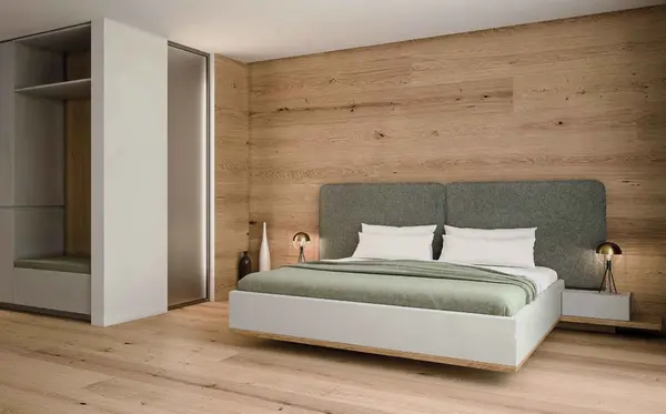 Modernes Schlafzimmer mit Holzvertäfelung, Doppelbett und stilvoller minimalistischer Einrichtung.