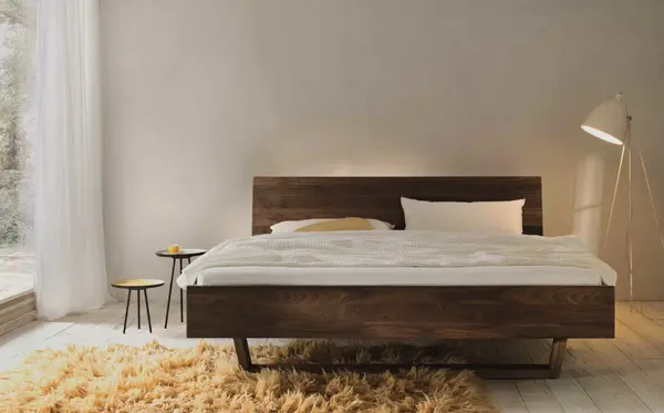 Modernes Schlafzimmer mit Holz-Doppelbett, heller Teppich, Nachttisch und Stehlampe.